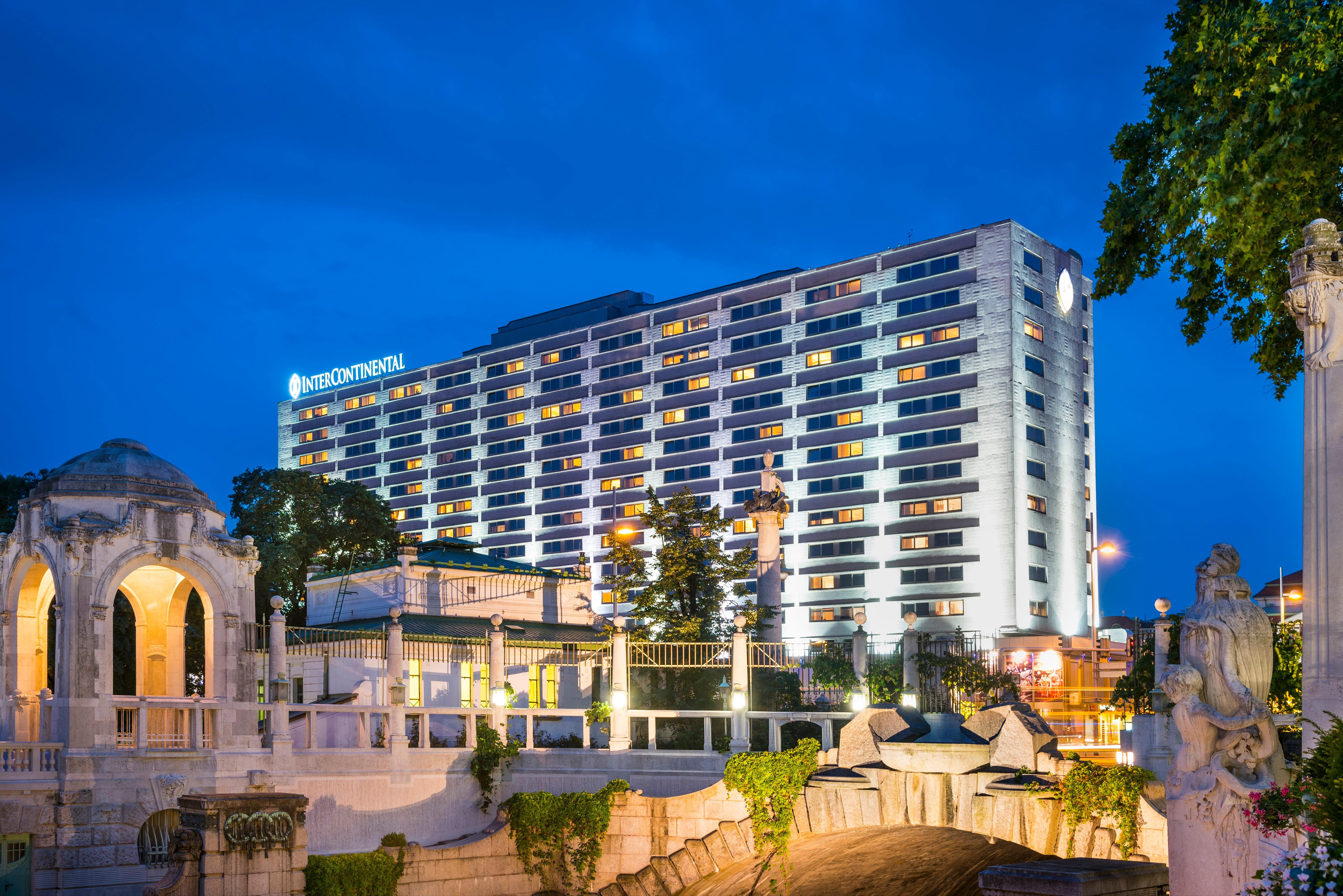 Hotel Intercontinental Wien By Ihg Zewnętrze zdjęcie The hotel at night