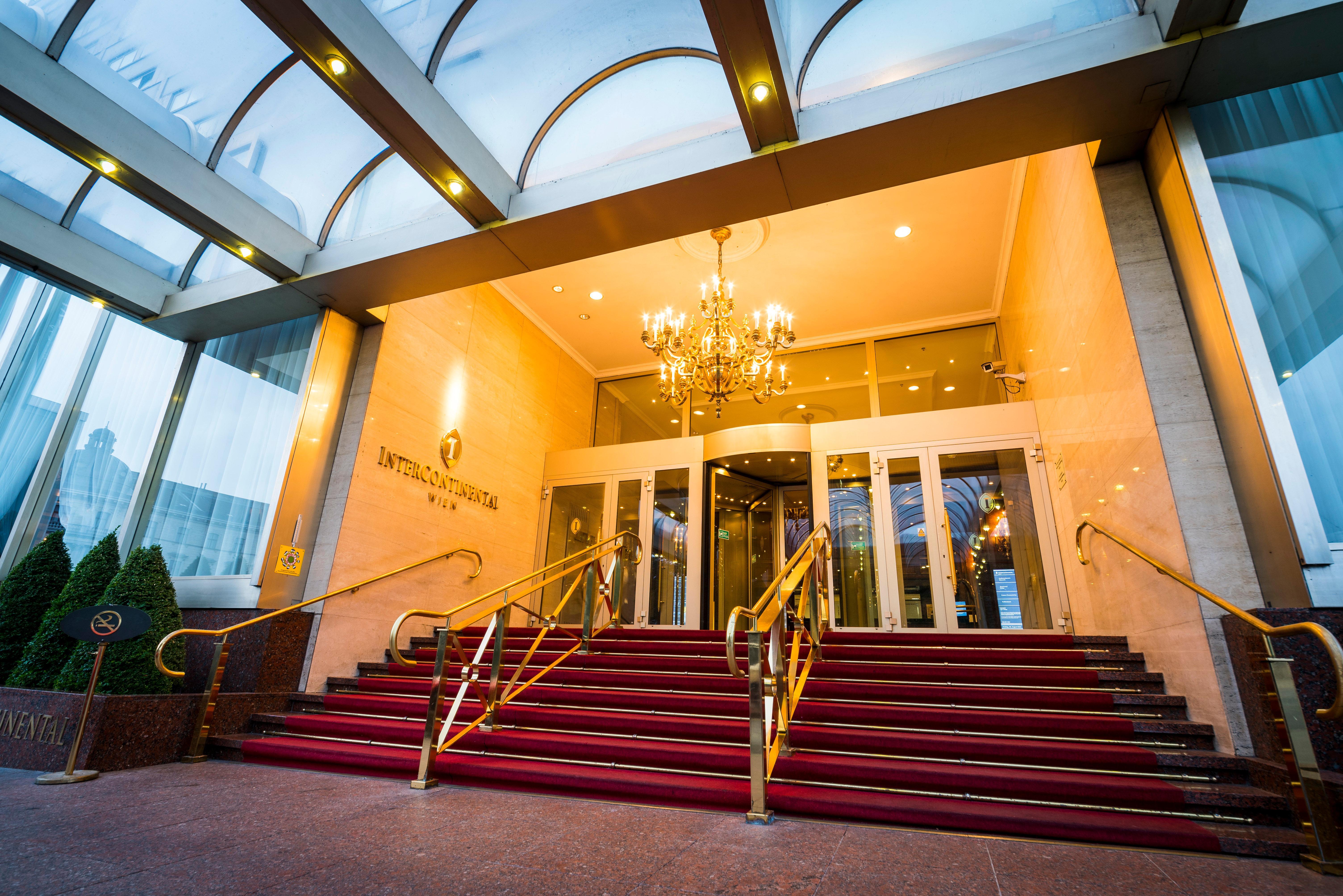 Hotel Intercontinental Wien By Ihg Zewnętrze zdjęcie Entrance of the hotel